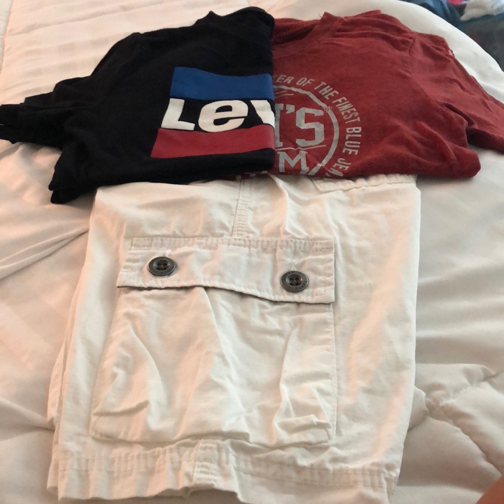 Boys Levi’s bundle .. size 10/M. Shorts 2 t-shirts